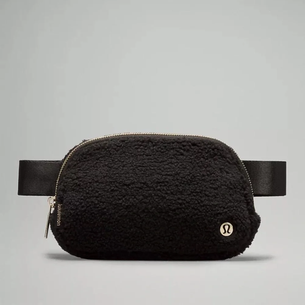 NWT Lululemon Everywhere Belt Bag 1L *Fleece - Black/Gold